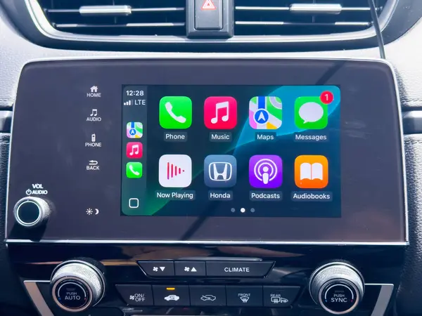 Calgary, Alberta, Kanada. 8 Haziran 2025. Apple CarPlay 'in çeşitli uygulama simgeleriyle öne çıkan, modern araba bağlantılarını ve medyayı gösteren bir Honda infotainment ekranının yakın çekimi.