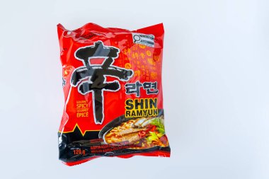 Calgary, Alberta, Kanada. 14 Haziran 2025. Klasik bir kırmızı Nongshim Shin Ramyun hazır eriştesi. Simgesel Kore baharatı aromalı, temiz, beyaz bir arkaplan karşısında sergileniyor..