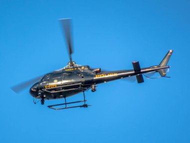 Calgary, Alberta, Kanada. 14 Haziran 2025. Pürüzsüz bir siyah polis helikopteri, üzerinde 
