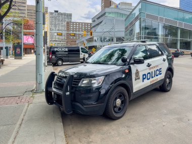 Edmonton, Alberta, Kanada. 12 Haziran 2025. Edmonton Polis Servisi aracı, açıkça işaretli, Alberta 'nın başkentinde halka hizmet etmeye ve korumaya hazır bir şehir caddesinde park halinde..