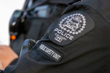 Calgary, Alberta, Kanada. 13 Haziran 2025. Yakın plan bir polis üniformasında 