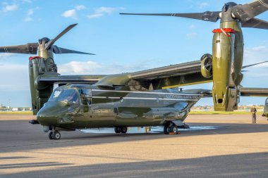 Calgary, Alberta, Kanada. 13 Haziran 2025. Tanınmış bir MV-22B Osprey, bir tiltrotor uçağı, bir havaalanında görülmekte, benzersiz tasarım ve askeri havacılık becerilerini vurgulamaktadır..