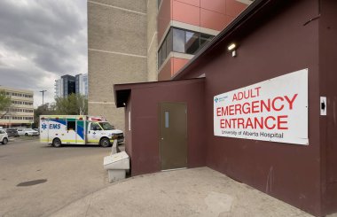 Edmonton, Alberta, Kanada. 12 Haziran 2025. Alberta Üniversitesi 'nin Yetişkin Acil Girişi, bir ambulansın görünmesiyle, acil tıbbi bakım ve temel sağlık hizmetlerini sunar.