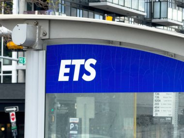 Edmonton, Alberta, Kanada. 12 Haziran 2025. Kentsel bir ortamda bir ETS (Edmonton Transit System) otobüs durağı işaretinin belirgin mavi ve beyaz logosunun net bir görüntüsü.