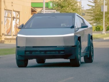 Calgary, Alberta, Kanada. 11 Haziran 2025. Önden gelen fütüristik Tesla Siber Kamyonu, elektrikli araç yeniliğinin ve alışılmadık otomotiv tasarımının bir sembolü..