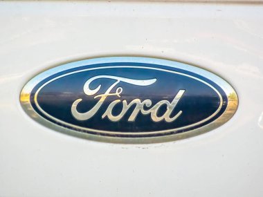 Calgary, Alberta, Kanada. 11 Haziran 2025. İkonik Ford logosunun yakın çekimi, Amerikan otomotiv mirasının, mühendisliğinin ve küresel hareketliliğin amblemi..