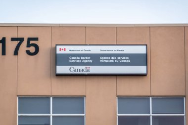 Calgary, Alberta, Kanada. 17 Haziran 2025. Edmonton Polis Servisi minibüsü belediye binası ve halk kütüphanesinin yakınına park edilmiş, şehir polisliği ve şehir mimarisi sergileniyor..