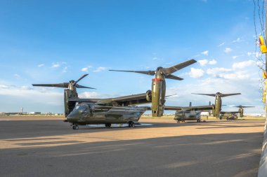 Calgary, Alberta, Kanada. 13 Haziran 2025. Bell Boeing V-22 Ospreys 'in geniş gökyüzünün altındaki bir havaalanında eşsiz tiltrotor tasarımlarını harekete hazır olarak sergiledikleri bir oluşum..