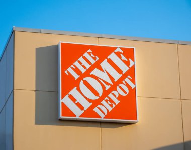 Calgary, Alberta, Kanada. 11 Haziran 2025. Home Depot 'un ikonik turuncu kareli logosu binasında gururla sergileniyor, ev gelişimini, donanımı ve DIY gerekliliklerini sembolize ediyor..
