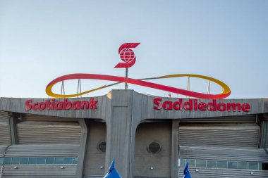 Calgary, Alberta, Kanada. 10 Haziran 2025. Scotiabank Saddledome, Calgary: Açık bir gökyüzünün altında, spor ve eğlence ruhunu somutlaştıran, belirgin bir çatı çizgisi olan ikonik bir arena.