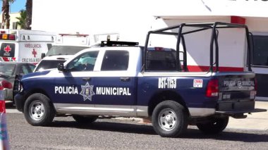 Cabo, Baja California Sur, Meksika. 11 Ağustos 2025. Cabo, Meksika 'daki Polica Belediyesi devriye kamyonu, ambulansların yanına park edilmiş, yerel güvenlik güçleri ve kamu güvenliğini temsil ediyor..