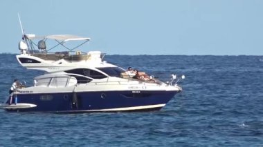 Cabo, Baja California Sur, Meksika. 11 Ağustos 2025. Açık denizlerde kayık gezintisi yaparken denizden zarif bir şekilde sıçrıyor ve sakin mavi okyanusta çarpıcı bir an yaratıyor..