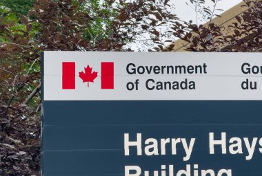 Calgary, Alberta, Kanada. 19 Ağustos 2025. Resmi otoriteyi ve kamu hizmetini temsil eden ikonik Kanada bayrağının yer aldığı 