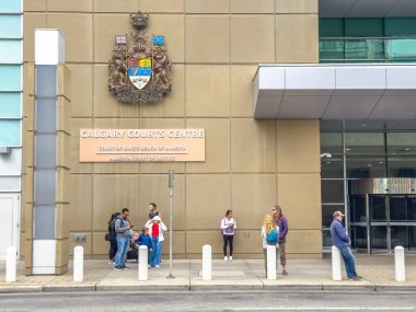 Calgary, Alberta, Kanada. 29 Temmuz 2025. Calgary Adliye Merkezi, kent ortamında adalet ve eyalet otoritesinin sembolü olan Alberta arması ile süslenmiş görkemli bir şekilde ayakta duruyor..