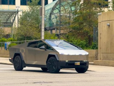 Calgary, Alberta, Kanada. 29 Haziran 2025. Gelecekçi bir Tesla Siber Traktörü, şehir caddesinde, elektrikli araç teknolojisindeki yenilikleri yansıtan, kendine özgü açısal tasarımı olan,.