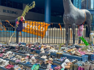 Calgary, Alberta, Kanada. 19 Ağustos 2025. Calgary şehir merkezindeki bir heykelin önünde büyük bir çocuk ayakkabısı koleksiyonu ve 