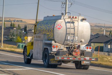 Calgary, Alberta, Kanada. 4 Ekim 2025. Banliyö yolunda BM 1202 plakalı dizel yakıt kamyonu.