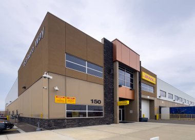 Calgary, Alberta, Kanada. 3 Ekim 2025. Calgary, Alberta, Kanada 'daki DHL Servis Noktası ve Depo