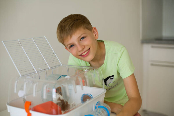 Счастливый ребенок с домашним животным - Веселые дети с пушистым другом. Высокое качество фото