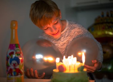 Pasta ve mumlarla Childs 'ın doğum günü kutlaması. Yüksek kalite fotoğraf