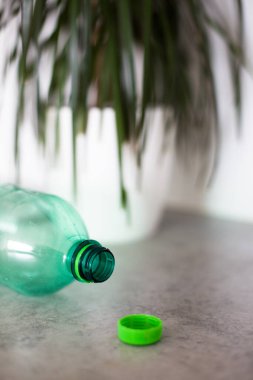 Su şişesi ve çıkarılabilir kapsül. Yüksek kalite fotoğraf