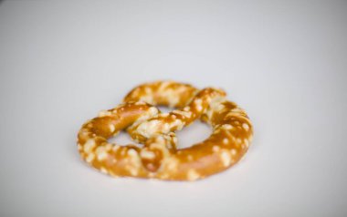 Beyaz Masa 'da Altın Kahverengi Simit. Yüksek kalite fotoğraf