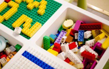 Bina için Lego Tuğlaları olan masa. Yüksek kalite fotoğraf