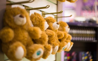 Oyuncak dükkanının vitrininde asılı duran oyuncak ayılar. Yüksek kalite fotoğraf