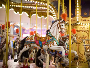 Panayır alanında renkli atlıkarınca. Yüksek kalite fotoğraf