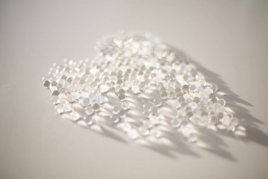 Beyaz Arkaplanda Beyaz Cam Bilyeden Yapılan Kalp Şekli. Yüksek kalite fotoğraf