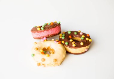 Beyaz Arkaplanda Üç Renkli Çörek. Yüksek kalite fotoğraf