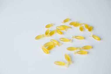 Beyaz Arkaplan 'da balık şekilli Omega-3 kapsülleri. Yüksek kalite fotoğraf