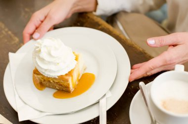 Bayan Elleri Kremalı Turta ile Tutma Tabağı. Yüksek kalite fotoğraf