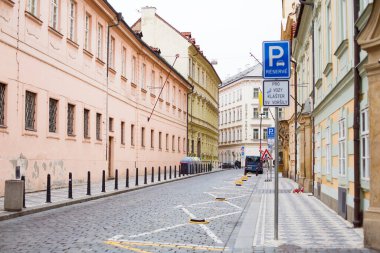 Prag, Çek Cumhuriyeti - 17 Kasım 2024: Park İşaretli Boş Prag Caddesi. Yüksek kalite fotoğraf. Yüksek kalite fotoğraf