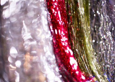 White, Red, Gold ve Silver Christmas Tinsel 'in arka planı. Yüksek kalite fotoğraf