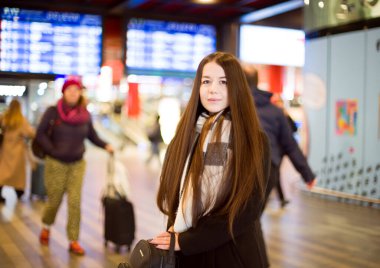 Tren istasyonunda bavullu Solo Kadın Gezgin, Maceraya Hazır. Yüksek kalite fotoğraf