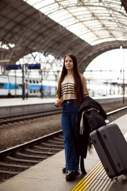 İstasyonda Bavul Bekleyen Tren Yolcusu. Yüksek kalite fotoğraf
