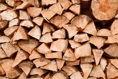 Kış için düzgünce toplanmış odun yığınının arka planı. Yüksek kalite fotoğraf