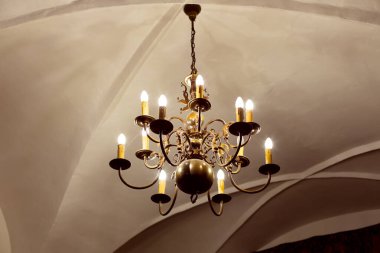 Karmaşık detayları olan klasik avize, tarihsel ya da iç tasarım temaları için ideal... yüksek kaliteli fotoğraf