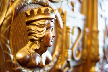 Ayrıntılı ahşap kadın heykeli, sanatsal, tarihi ya da dekoratif görseller için mükemmel. Yüksek kalite fotoğraf