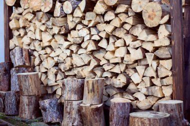 Bir yığın doğranmış odun, ısıtma, kırsal yaşam tarzı ya da çevre dostu görseller için ideal. Yüksek kalite fotoğraf