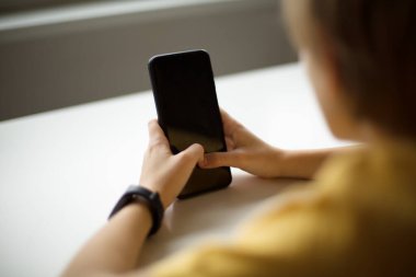 Çocuk Tutan Akıllı Telefonun Elleri. Yüksek kalite fotoğraf