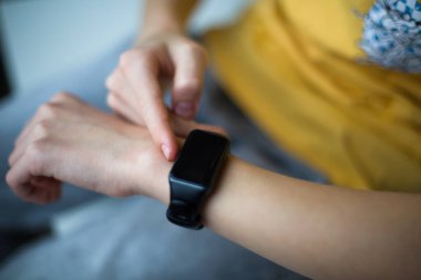 Childs Fitness Yolculuğu: Akıllı Bilezik İş Başında. Yüksek kalite fotoğraf