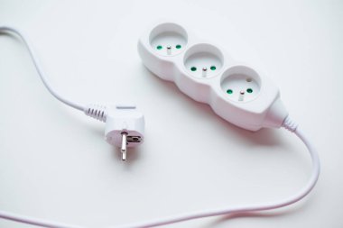  Beyaz arka planda izole edilmiş üç prizli beyaz güç uzatma kablosu. Teknoloji ve ev organizasyonu teması için mükemmel. Yüksek kalite fotoğraf.