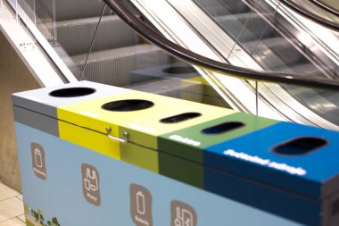 Plastik ve kağıt seçeneklerine sahip modern atık konteynırları, sürdürülebilirliği ve atık yönetimini destekliyor. Yüksek kalite fotoğraf.
