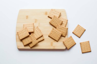 Kırsal ahşap mutfak tahtasına yerleştirilmiş çıtır krakerler. Yüksek kalite fotoğraf.