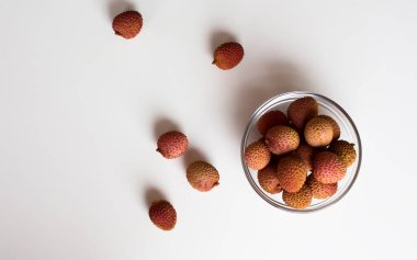  Temiz beyaz arka planda bir kase taze liçi meyvesi. Mutfak ya da tropikal temalar için mükemmel. Yüksek kalite fotoğraf.