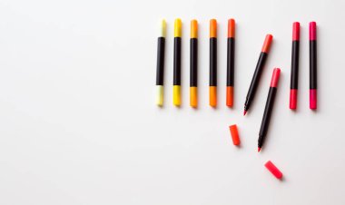 Kapağı yanına yerleştirilmiş açık kalemler. Yüksek kalite fotoğraf.