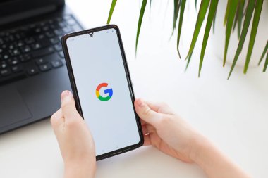 Prag, Çek Cumhuriyeti - 26 Ocak 2025: Bir kullanıcının elinde tutulurken Google logosunu gösteren bir akıllı telefon ekranı.