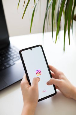 Prag, Çek Cumhuriyeti - 26 Ocak 2025: Kullanıcı tarafından tutulan Instagram logosunun yer aldığı bir akıllı telefon ekranının yakın çekimi. Sosyal medya kullanımı kavramı. Yüksek kaliteli fotoğraf..